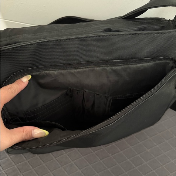 Reaction Black Messenger Bag Durable and Versatile - Picture 7 of 8